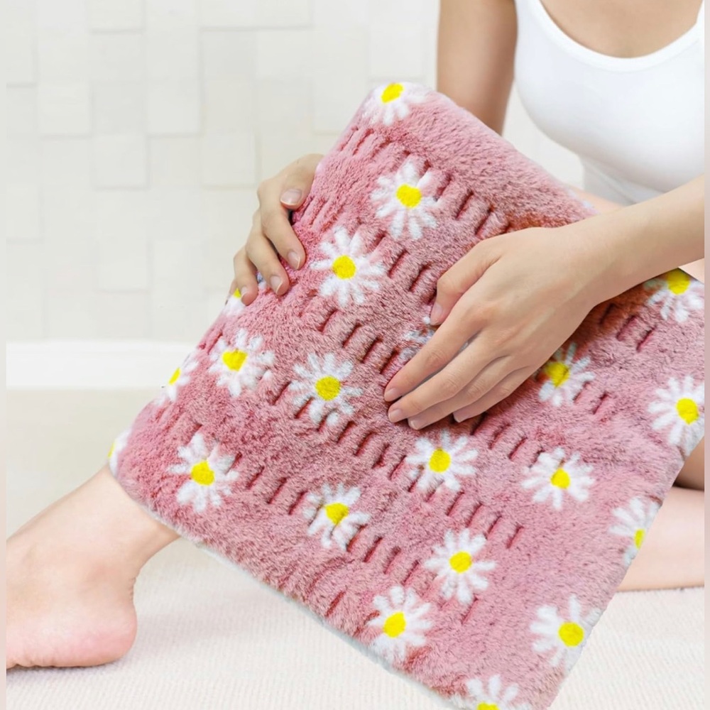 NWT Flower Heating Pad - 12" x 24" 12 Heat Levels, 8 Timers, Machine Washable - Picture 4 of 7